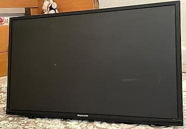 Телевизор Skyworth, диагональ экрана ориентировочно 24–28". Плоская