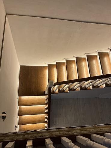 3 bedroom: Деревянная лестница Для дома, Форма лестницы: Прямая, Стиль: Классический — 4