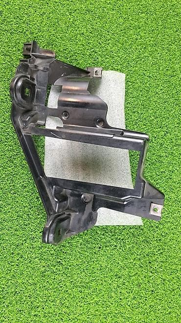 bmw m5 e39: Кронштейн фар правый нижний пластиковый / Кронштейн крепления фары — 1