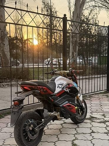 Электроскутер/мини-байк в стиле street-naked. Заряд хватает на неделю