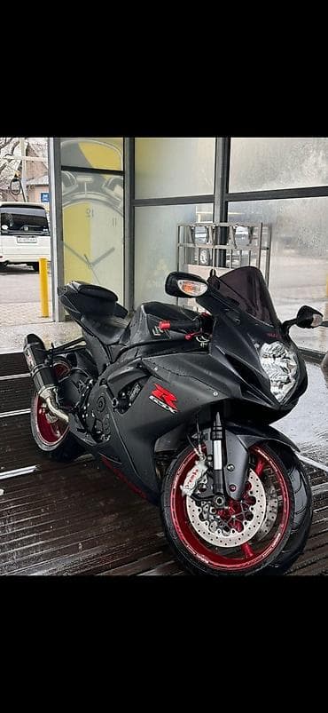 Спортивный мотоцикл Suzuki GSX‑R (серия “R”) в матово‑чёрном цвете с — 1