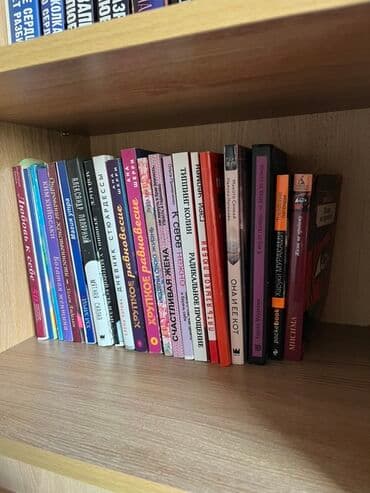 журналы об искусстве: Набор книг различных авторов и жанров, представленных на полке — 1