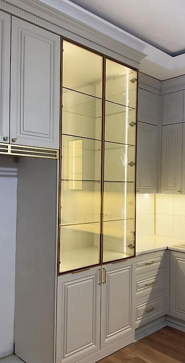 Классическая кухонная мебель с витринами и подсветкой - Комплект
