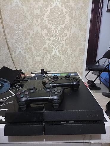PlayStation 4 (PS4) с двумя беспроводными геймпадами DualShock 4