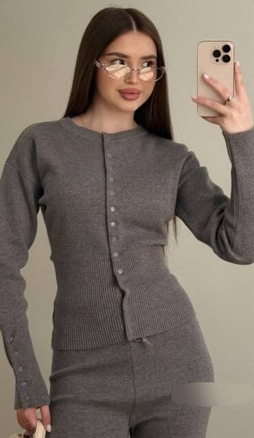 Спецодежда: Трикотажный женский костюм из кардигана и брюк. - Фасон: приталенный — 1