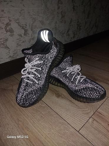 xd design: Кроссовки — Adidas Yeezy Boost 350 V2 в чёрном цвете. Они выполнены — 3