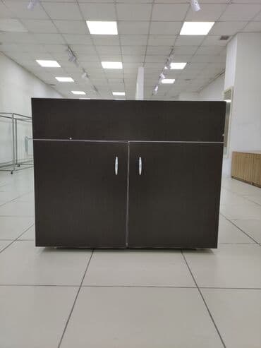 оборудование для бутика: Срочно срочно срочно Продается шкаф витрина коричневый 10000 (2шт) — 2