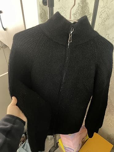 Прокат одежды: Пиджак-800
Белый пиджак -1200
Кофта -200
Черный свитер 450
Штаны -350 — 4