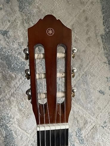 колки: Классическая гитара Yamaha С 40 - Бренд: Yamaha (логотип на головке — 3