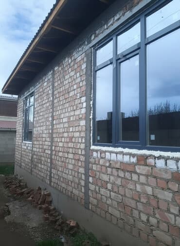 панельные дома: Строящееся здание из кирпича с окнами. На одной из стен расположены — 1