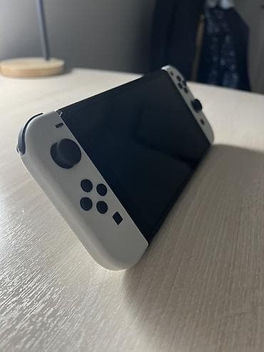nintendo switch сколько стоит: Игровая консоль Nintendo Switch OLED (белые Joy‑Con) - Экран 7" OLED — 2