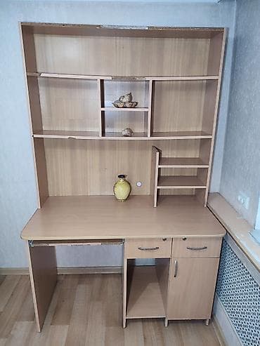 Компьютердик үстөлү, Колдонулган, Текчелери бар — 1