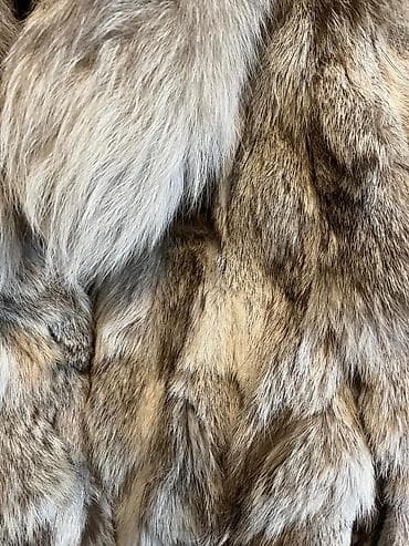 песец шуба: Шуба из натурального меха собаки с объемным воротником-шалью. - — 3