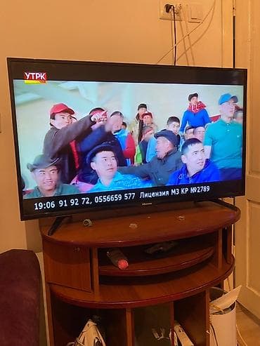 Телевизор Hisense с плоским экраном, диагональ примерно 40–43 дюйма