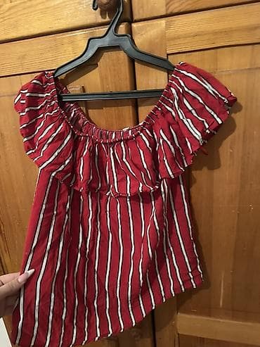 Шубы: Красная блузка в вертикальную полоску - Модель: с открытыми плечами — 2