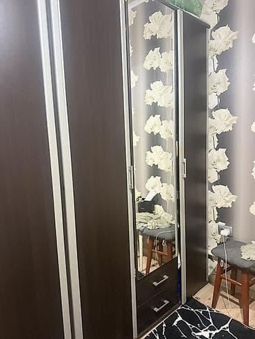 Эмерек: Продаю 2 шкафа по 10000 сом каждая состояние 7 из10 Шкаф-купе с — 2