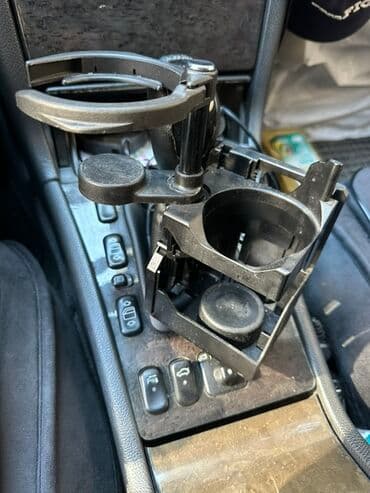 Автомобильный подстаканник на мерседес w210 черного цвета