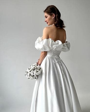 Свадебное платье

Размер 52 
- Цвет: молочно‑белый