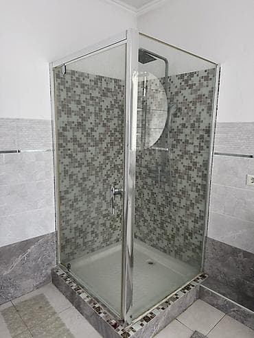 белый стол со стульями: Комплект для ванной комнаты,двери натуральное дерево дуб и кухонный — 1