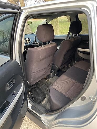 Продажа авто: Компактный 5‑дверный хэтчбек серебристого цвета. Практичный городской — 3