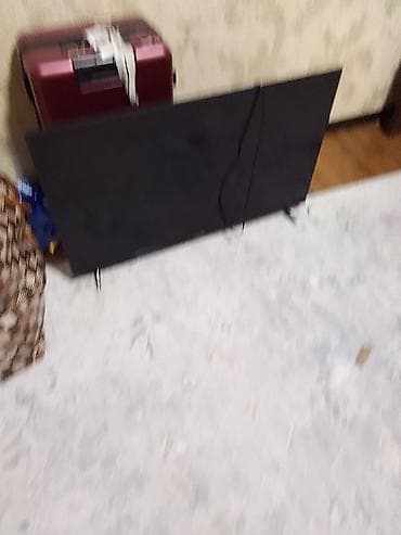 Samsung LED телевизор, диагональ около 32–40". Тонкая LED‑панель с