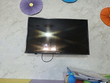 Телевизор Skyworth, диагональ около 32–40". Плоская LED-панель, тонкая — 1