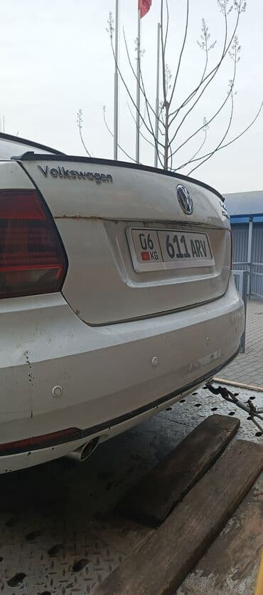 мотор 1.3 гольф 2: Автомобиль седан, белый цвет. Механическая коробка передач, передний — 4