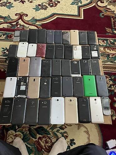 телефон б: Лот из старых мобильных телефонов, разных мароке и моделей. На фото — 2