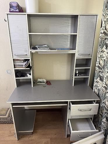 компьютерный письменный стол: Компьютерный стол, С полками — 1