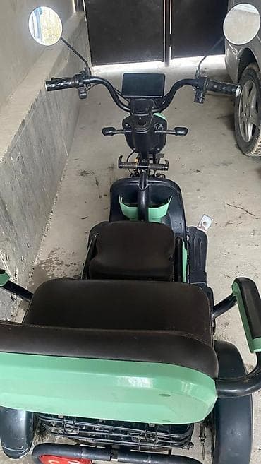 трехколесные самокаты: Электрический трёхколёсный скутер с двумя рядами сидений - — 4