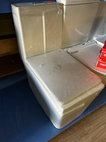 Унитазы и комплектующие: Напольный унитаз-компакт с прямоугольным дизайном - Современная — 1