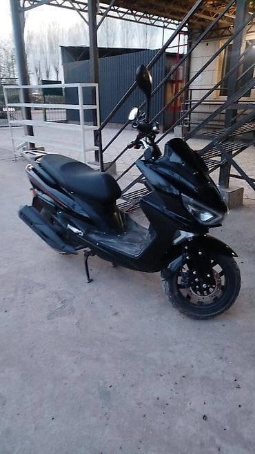 Скутер 150 куб.см (ориентировочно), черный, спортивный дизайн