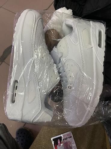 красовки с калёсами: Белые кроссовки с амортизирующей вставкой в подошве (видимое «окно» — 1