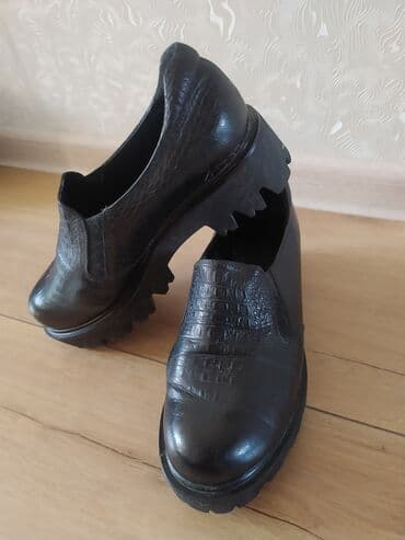 женские брендовые туфли недорого: Продаю женские кожаные осенние туфли на широкую ногу, размер 38. Б/у — 2