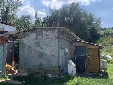 дом двух этаже: Продается вагончик - Одноэтажное строение на участке, крыша — 1