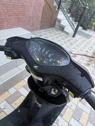 Скутер Honda (японская сборка), компактный городской 50 см³ класс at lalafo.kg Скутер Honda (японская сборка), компактный городской 50 см³ класс