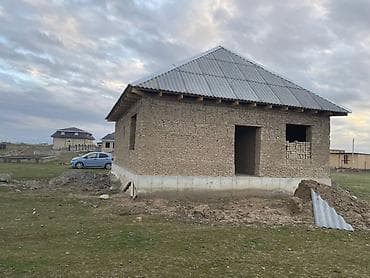 Продаётся дом-«коробка» из самана на участке. Характеристики: -