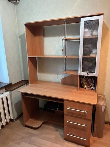 Компьютерный стол, С полками