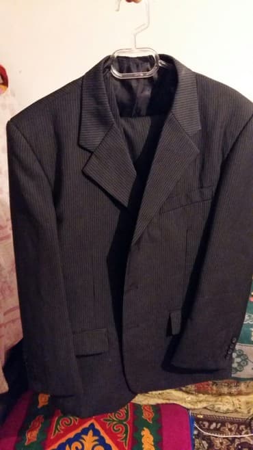 Костюм тройка почти новый. Не пишите, тема не моя