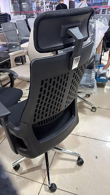 Офисные кресла: Офисное кресло, С колесиками, цвет - Черный — 4