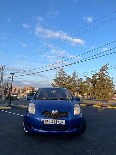 Транспорт: Toyota Yaris: 2007 г., 1.3 л, Робот, Бензин, Хэтчбэк — 2