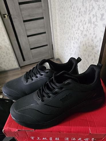 ботинка мужские: Мужские кроссовки черные НОВЫЕ. ошиблись с размером - Размер: EU 43 — 1