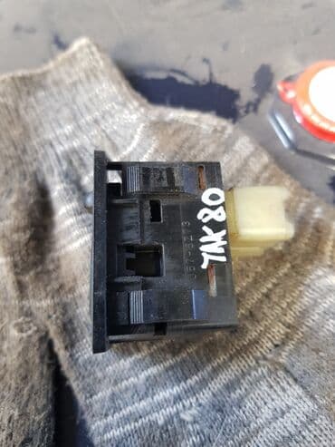 ксерокопия рядом: Toyota Land Cruiser 80, блок управления зеркалами. Тоета ленд Крузер — 2