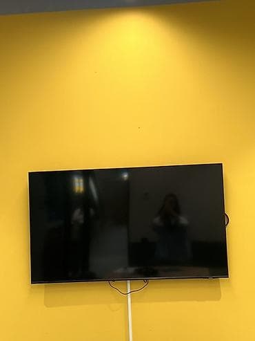 Плоский LED-телевизор, диагональ примерно 43–50". Особенности: -