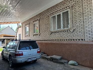 Продается жилой дом из светлого кирпича с мансардной крышей из шифера