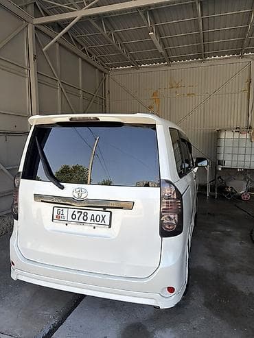 Toyota Voxy: 2009 г., 2 л, Автомат, Бензин, Минивэн — 2