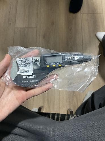 мерительный инструмент: Это цифровой микрометр. Он используется для очень точного измерения — 1