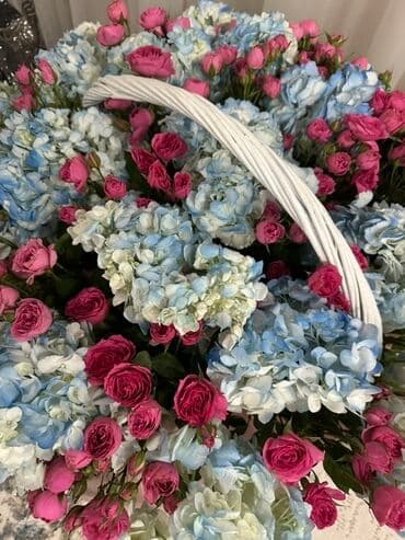 корзины для цветов: Большая цветочная корзина с Гортензиями и кустовыми розами. - — 1