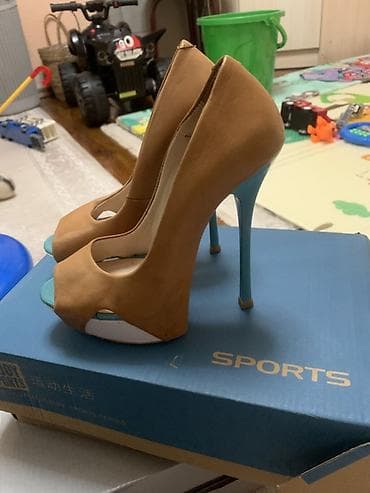 Женские туфли-лодочки на высоком каблуке, два варианта: 1) Бежевые с