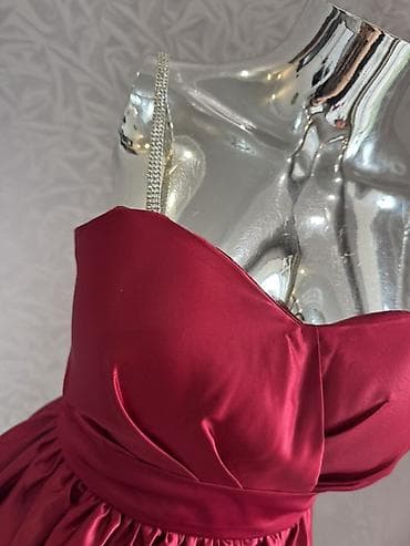 бордовый: Коктейльное мини‑платье насыщенного бордового цвета. - Силуэт — 3